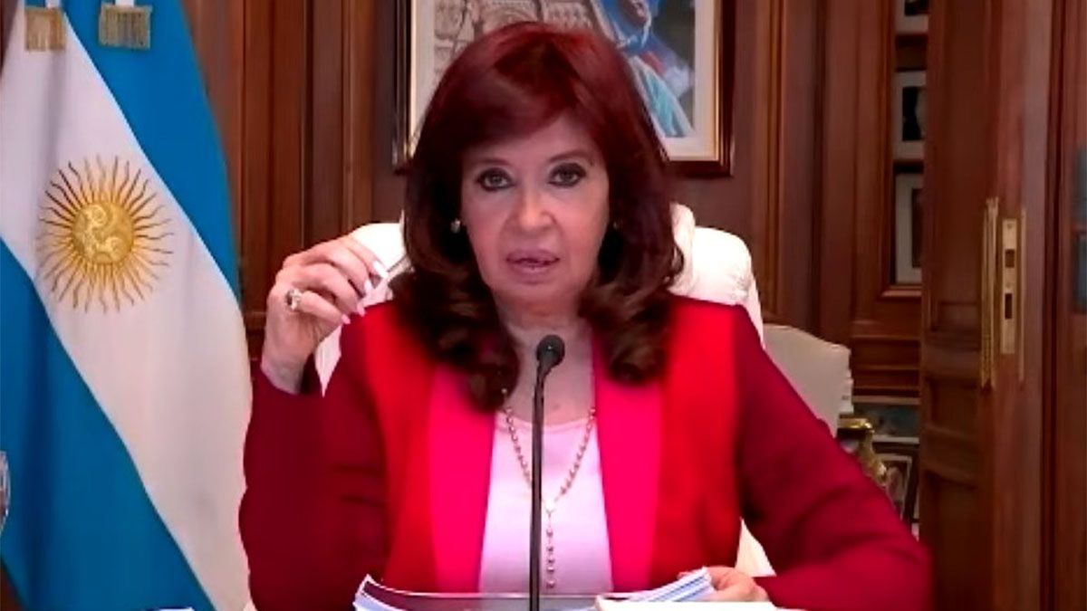 Cristina Kirchner consideró, al exponer en la última jornada de su defensa en la causa Vialidad, que "se montó una fábula para traerme de los pelos a este juicio". 