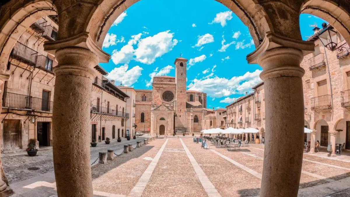 Este histórico pueblo es uno de los más encantadores de España por su imponente arquitectura medieval bien conservada. Este histórico pueblo es uno de los más encantadores de España por su imponente arquitectura medieval bien conservada.