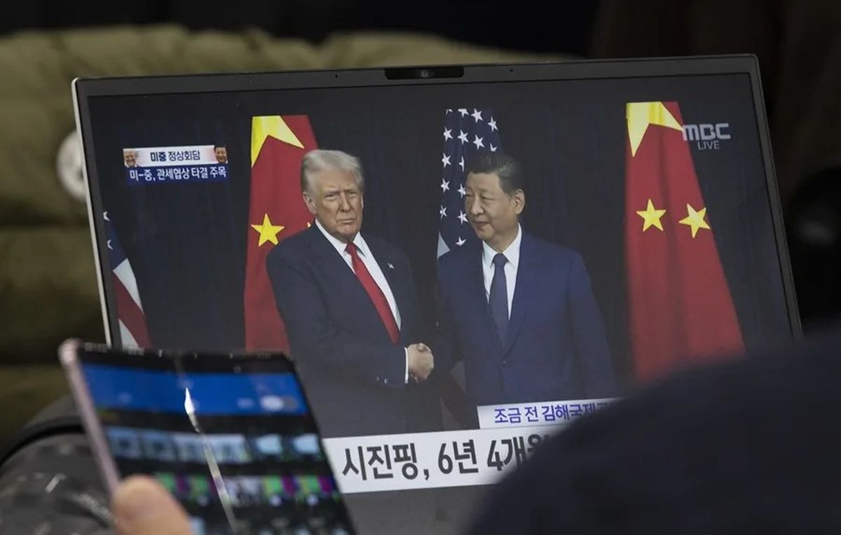 Un periodista trabaja mientras observa la pantalla de una computadora portátil que muestra al presidente de Estados Unidos, Donald Trump, y al presidente de China, Xi Jinping. Crédito: EFE/ Jeon Heon-Kyun. Un periodista trabaja mientras observa la pantalla de una computadora portátil que muestra al presidente de Estados Unidos, Donald Trump, y al presidente de China, Xi Jinping. Crédito: EFE/ Jeon Heon-Kyun.