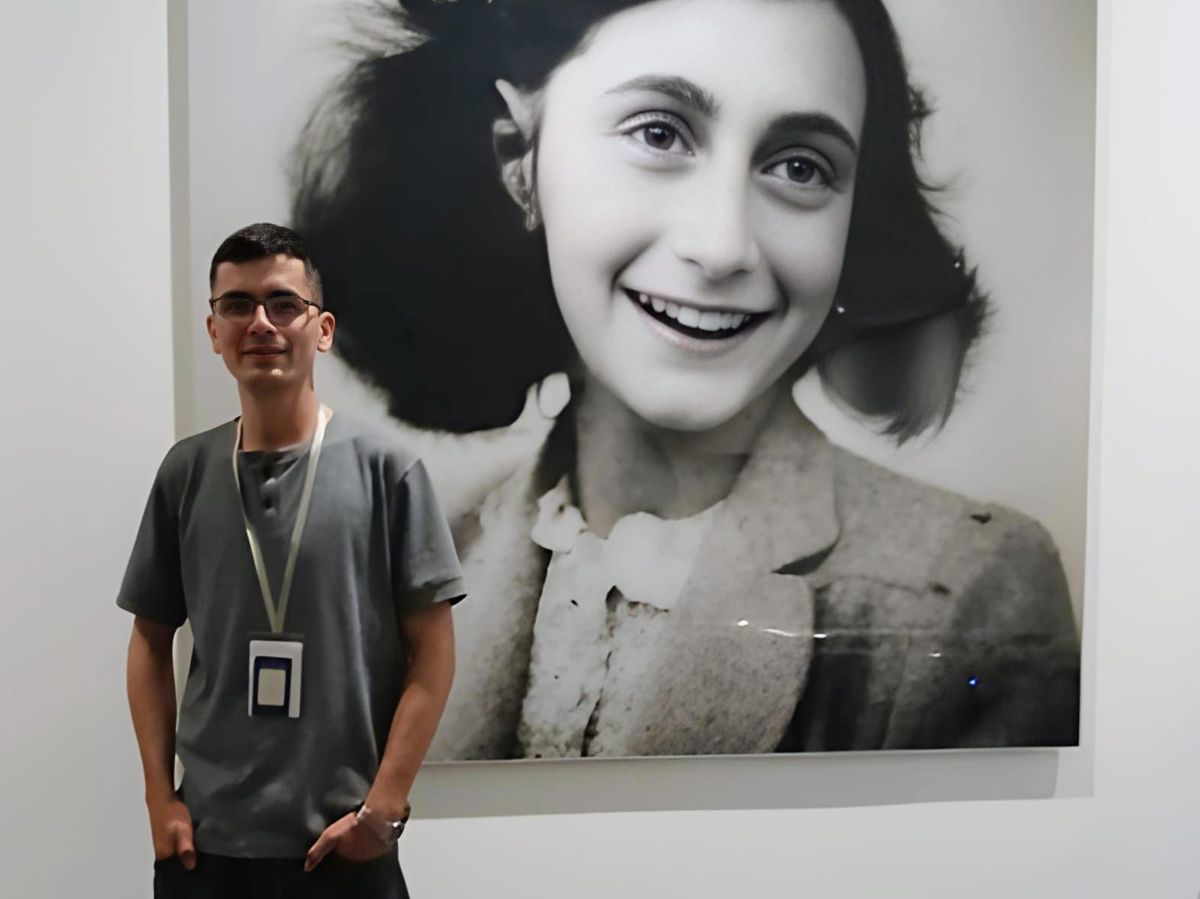Con la imagen de Ana Frank de fondo, Luciano vive un sueño.