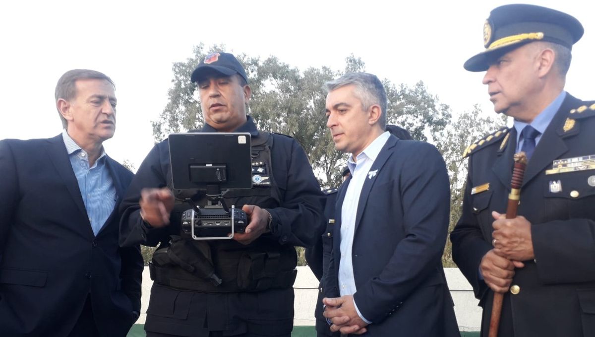 Personal de la Policía le mostró al gobernador Suarez, al intendente Bragagnolo y al ministro de Seguridad Levrino cómo funcionan los nuevos drones que estarán operativos en Luján de Cuyo.