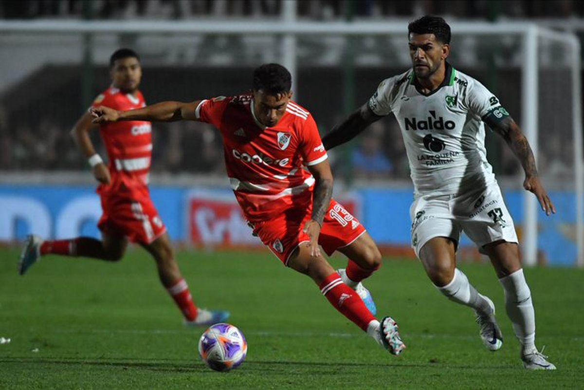 River se hizo fuerte en Junín y le ganó a Sarmiento para quedar en la punta.