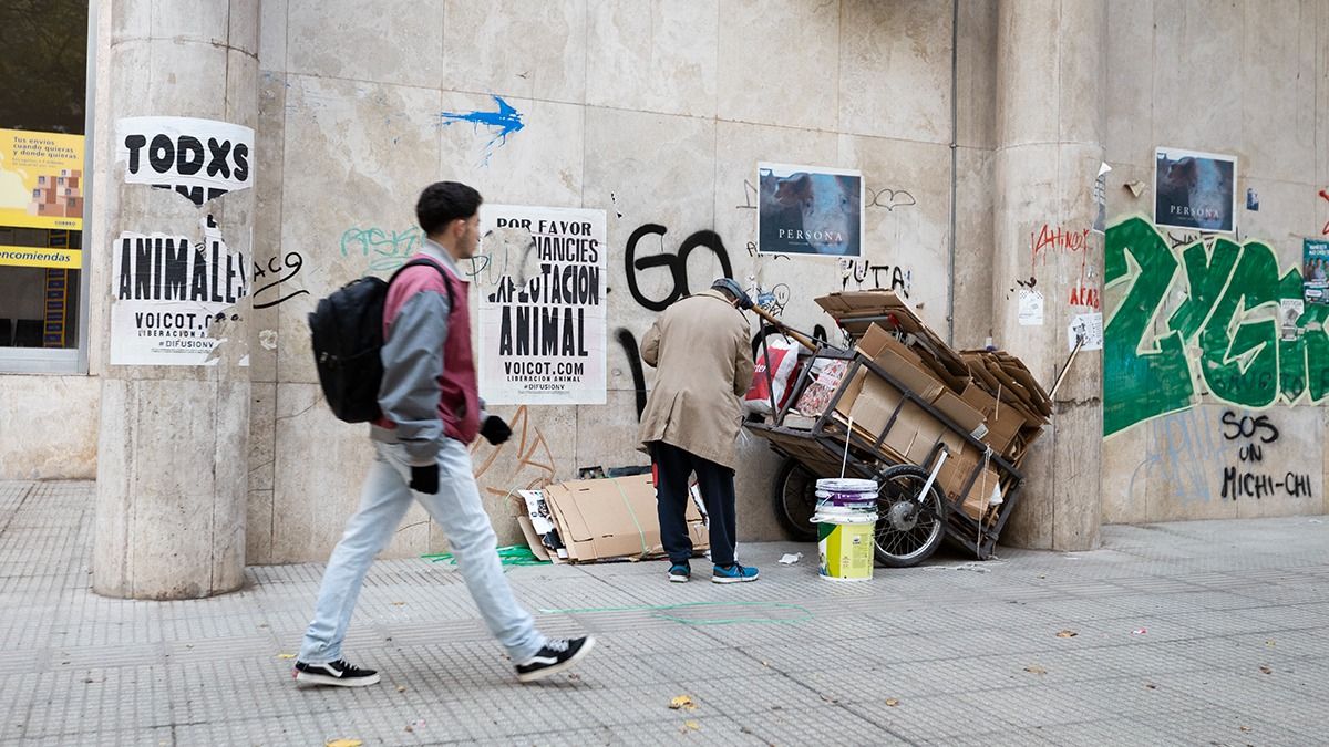 Personas en situación de calle, una postal de la indigencia que se puede observar en varios sitios de la Ciudad de Mendoza.