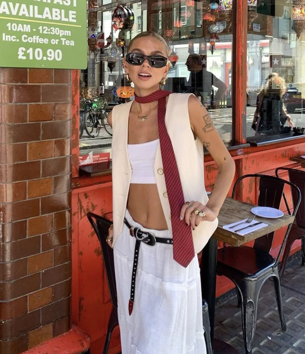 Las corbatas elevan cualquier look básico. Las corbatas elevan cualquier look básico.