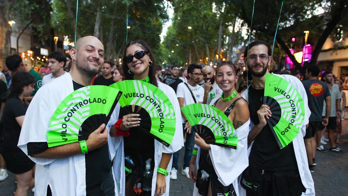 Los integrantes de Vuelo Controlado, que asisten a los chicos que pueden tener problemas con el consumo de alcohol Los integrantes de Vuelo Controlado, que asisten a los chicos que pueden tener problemas con el consumo de alcohol