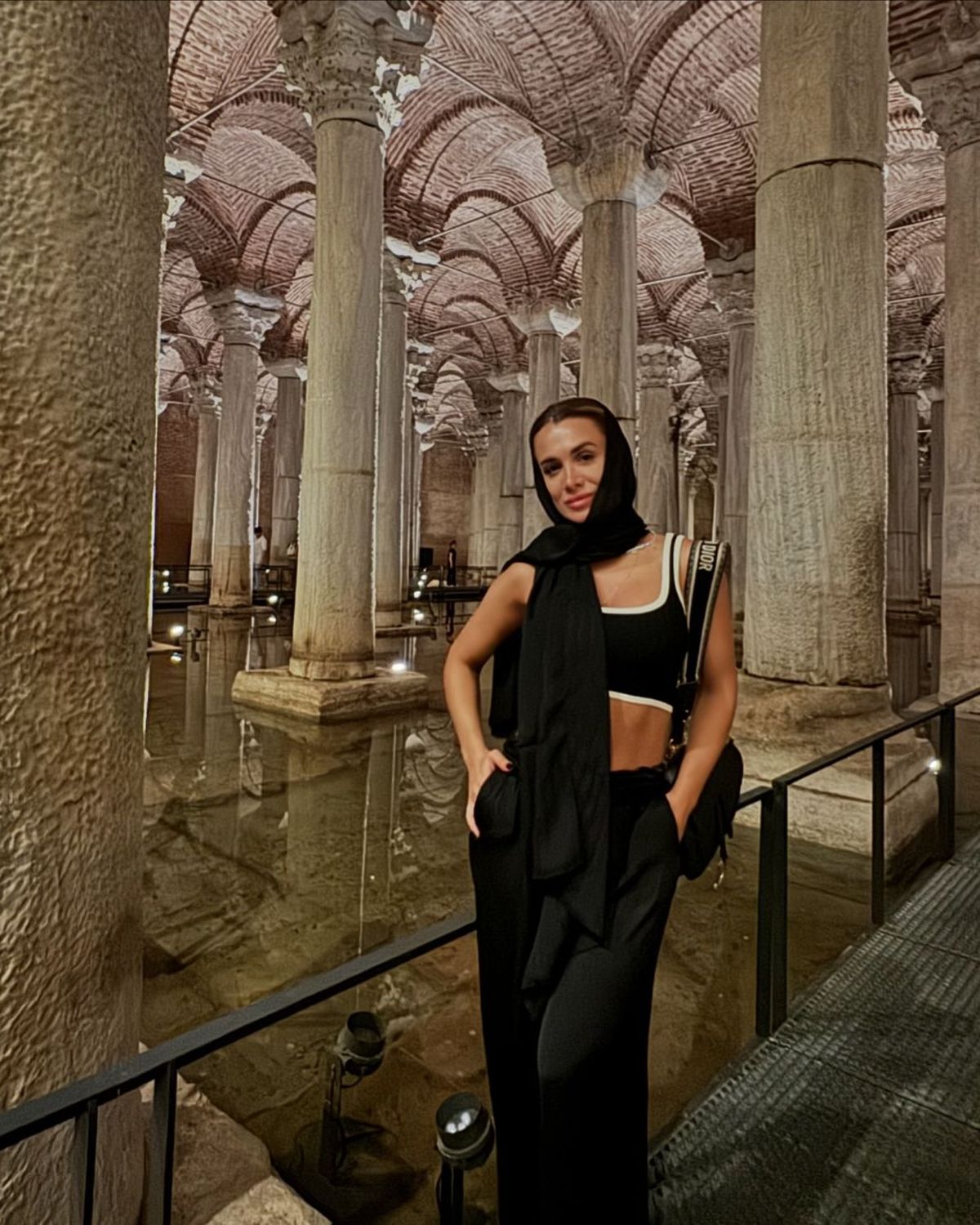 Camila Homs paraliza las calles de Estambul: corpiñito XS a la vista, pantaloncitos al ras y más.