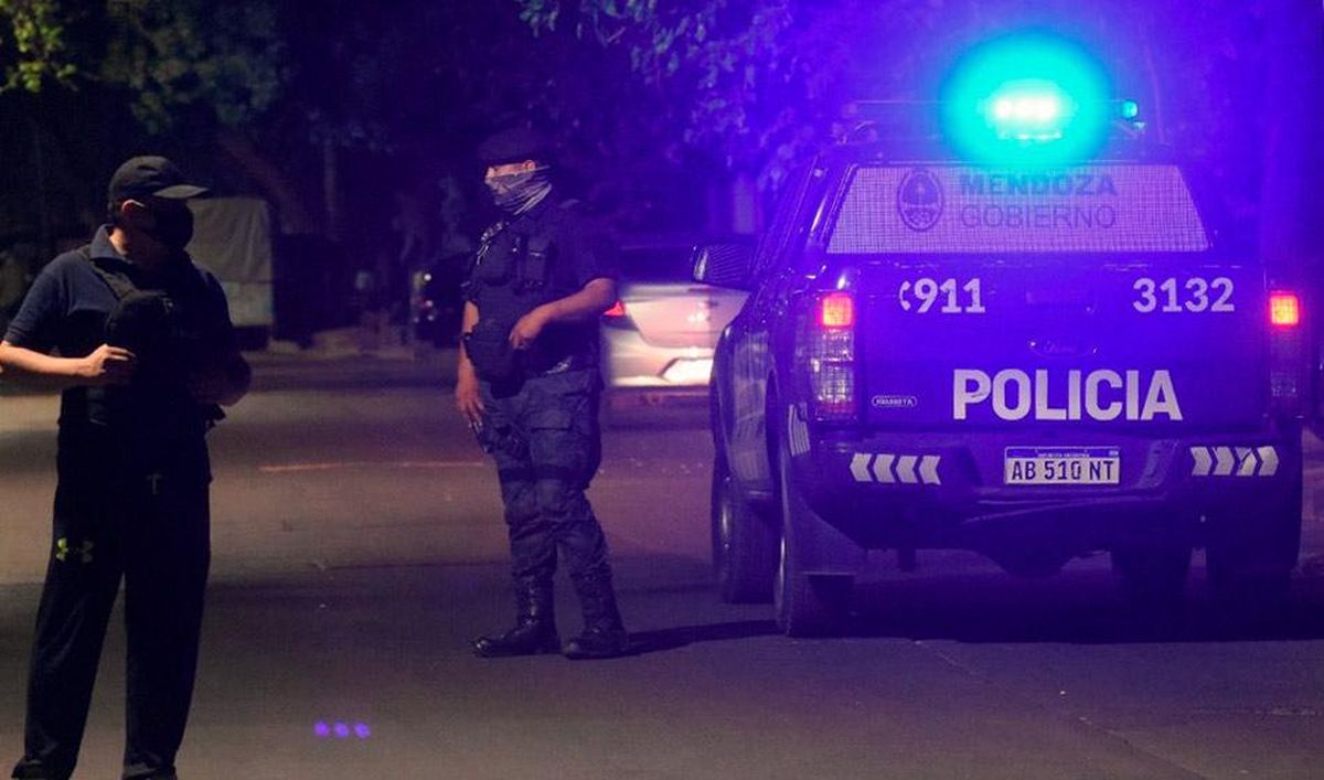 Las actuaciones policiales se dividieron entre un asalto a mano armada en la vía pública y un accidente vial en el Parque. Las actuaciones policiales se dividieron entre un asalto a mano armada en la vía pública y un accidente vial en el Parque.