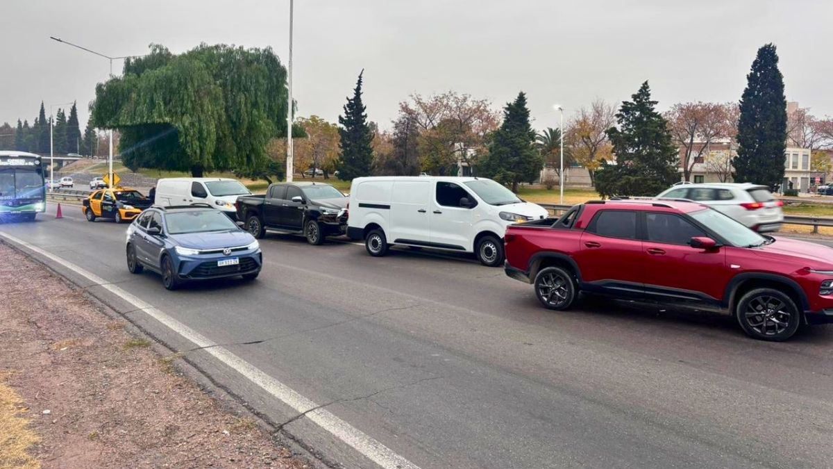 El accidente quíntuple que se registró en el Acceso Sur. Foto: Matías Pascualetti/Radio Nihuil.