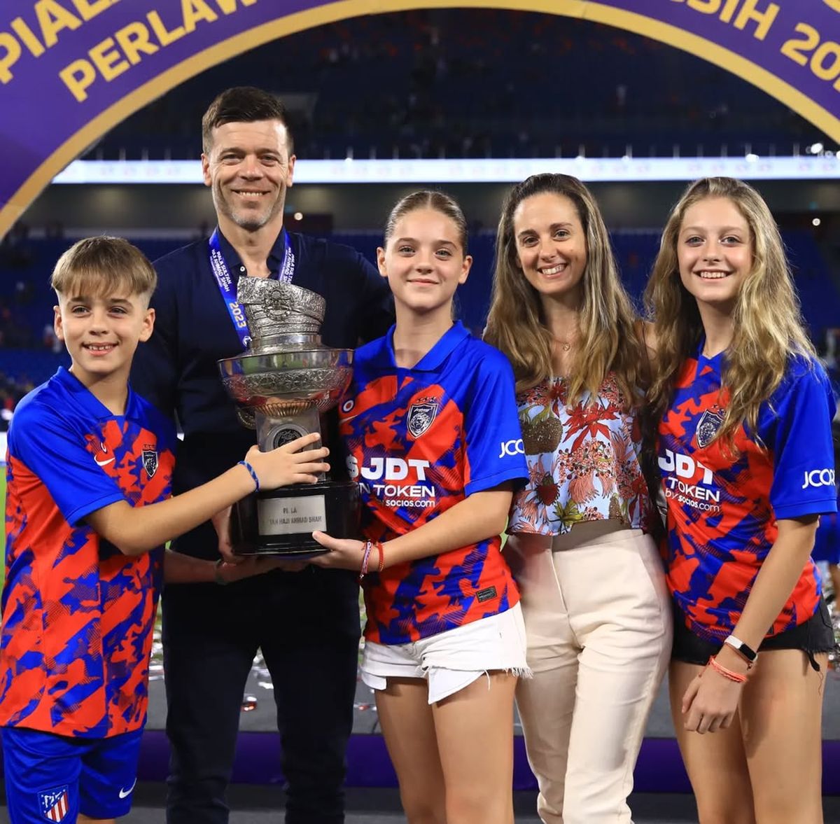 El Tano ganó todo como DT en Malasia y lo celebró con su esposa y sus tres hijos. El Tano ganó todo como DT en Malasia y lo celebró con su esposa y sus tres hijos.