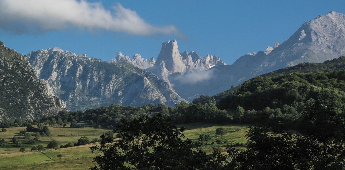 El Naranjo de Bulnes, un pico emblemático de España. El Naranjo de Bulnes, un pico emblemático de España.