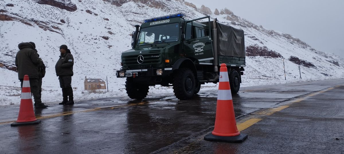 Gendarmería es la única entidad autorizada para subir más allá de Puente del Inca Gendarmería es la única entidad autorizada para subir más allá de Puente del Inca