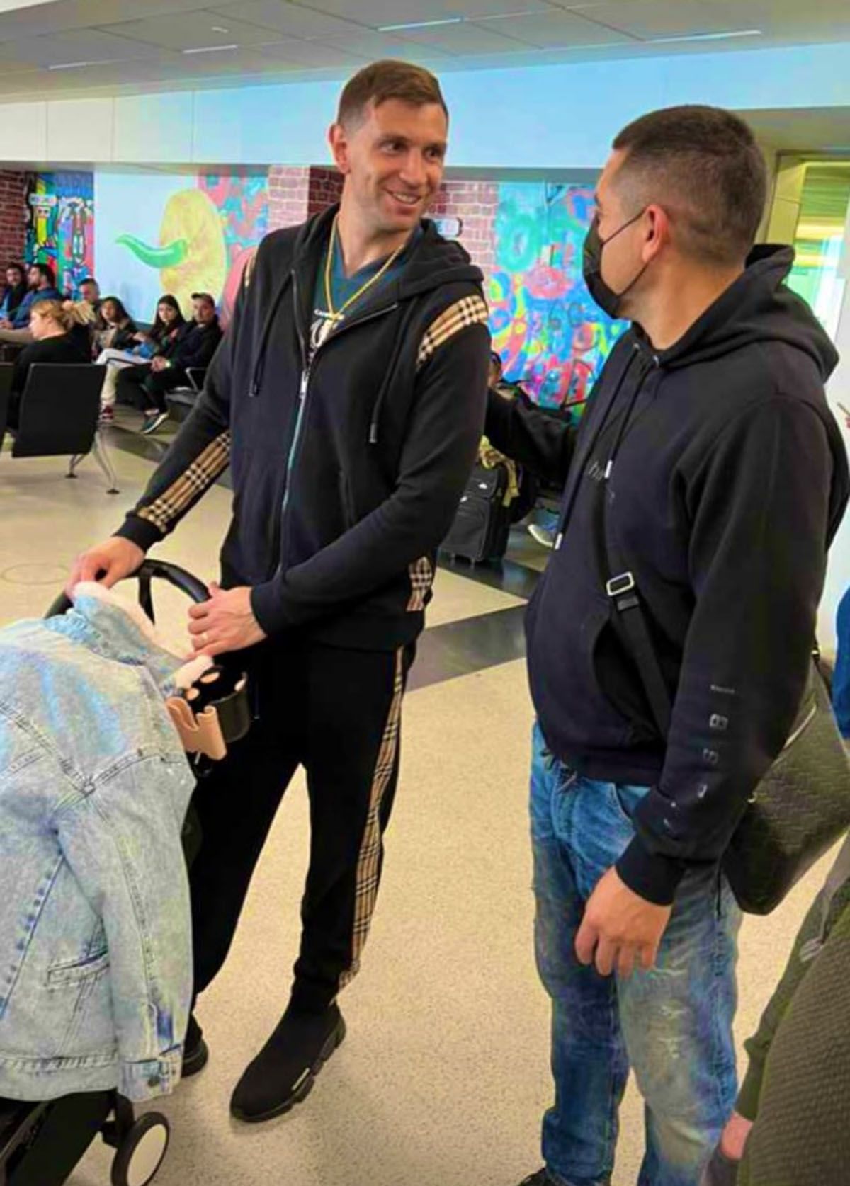 Dibu Martínez fue desafectado de la Selección Argentina y compartió el vuelo con Riquelme