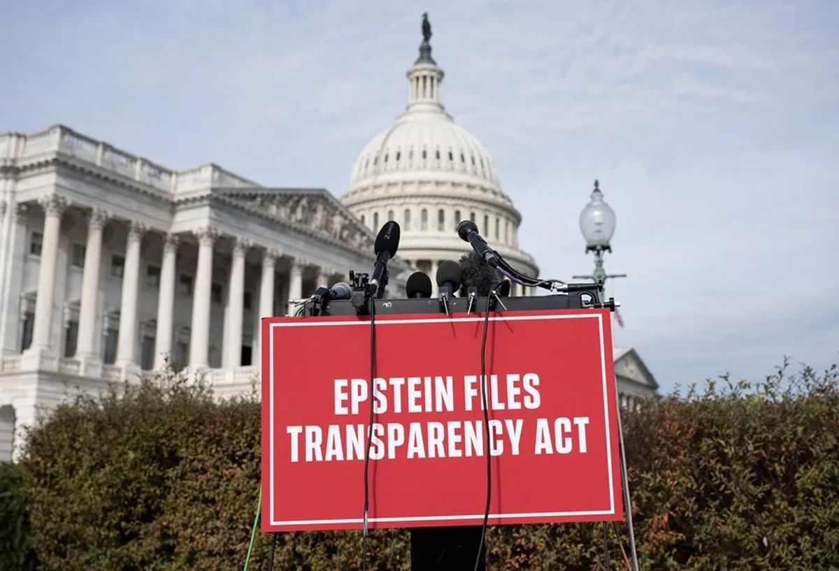 Un cartel este martes exigiendo transparencia frente al caso Epstein en el Capitolio de Estados Unidos. Crédito: EFE/ Luke Johnson.
