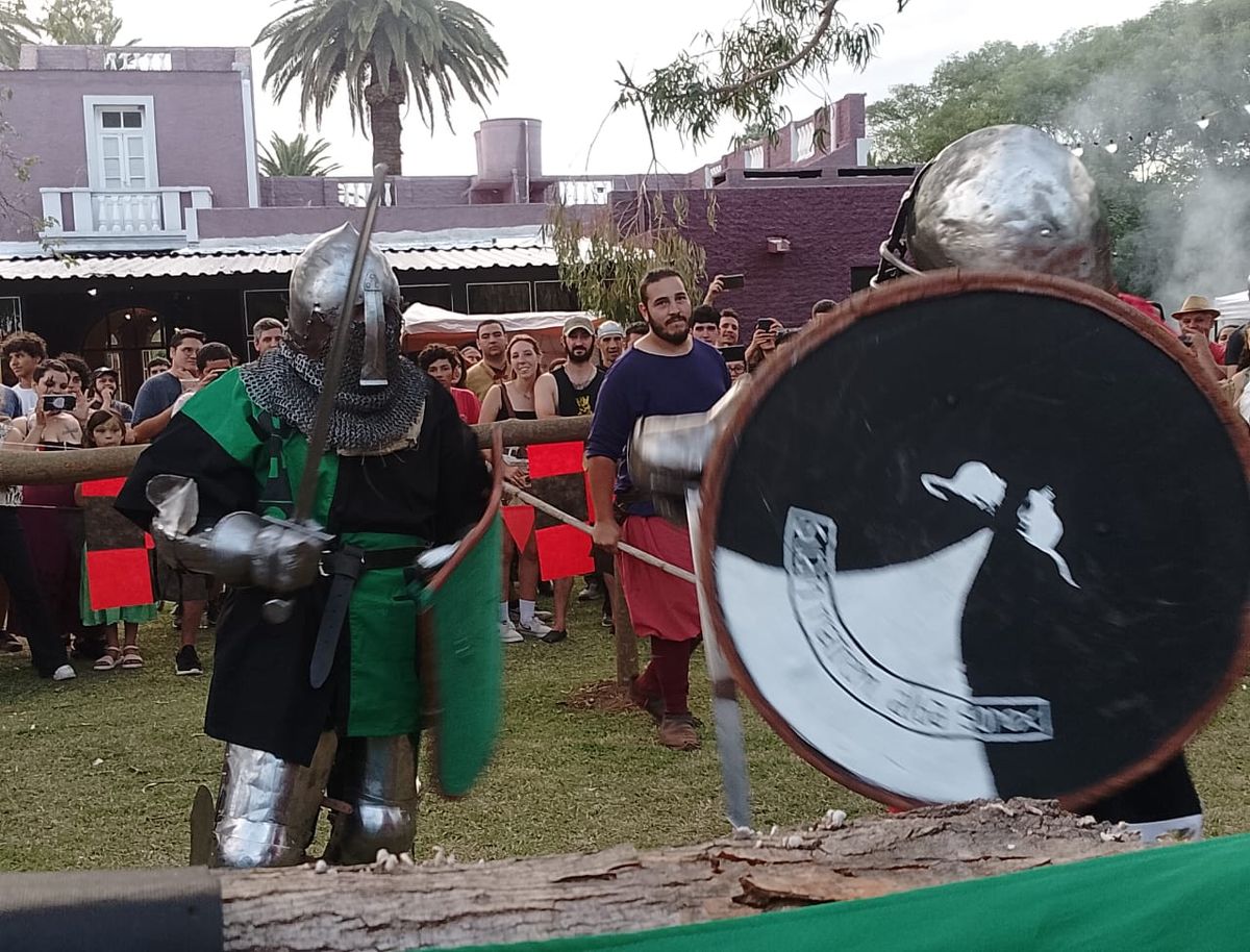 Sobre una lisa (ring), diseñada con palos, pelean los guerreros del combate medieval en Mendoza. Sobre una lisa (ring), diseñada con palos, pelean los guerreros del combate medieval en Mendoza.