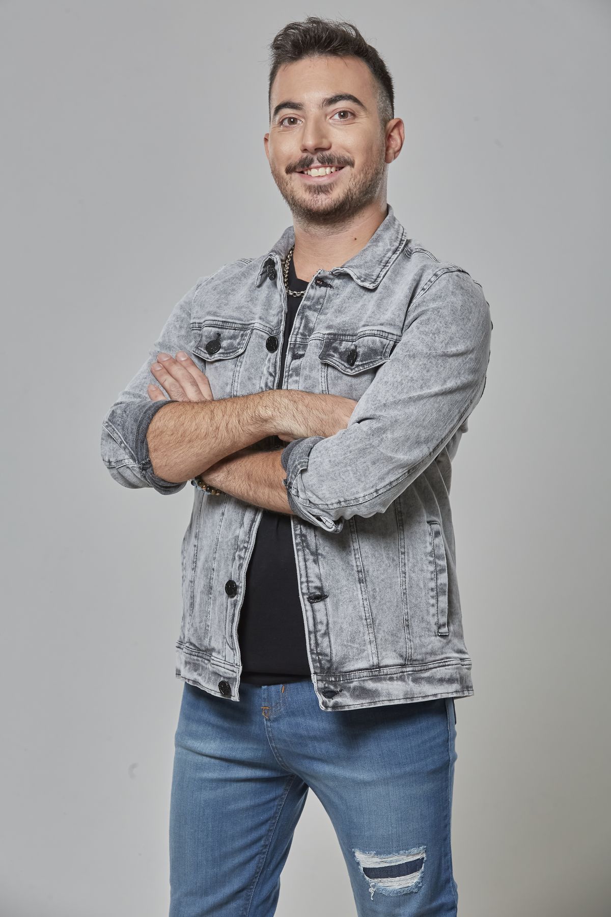 Con un magazine diario, de 9 a 12, Lucas Castro busca conquistar a la audiencia femenina de la FM del Grupo América. Con un magazine diario, de 9 a 12, Lucas Castro busca conquistar a la audiencia femenina de la FM del Grupo América.