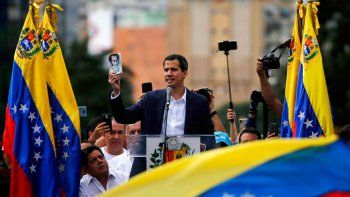 El líder de la oposición se declaró presidente 