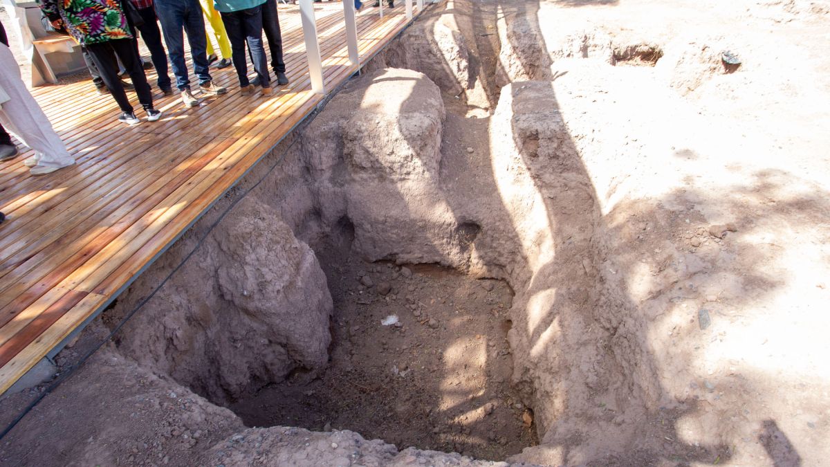 La pasarela pasa junto a los pozos que sirvieron de fosa común, donde se depositaban los cuerpos de los torturados y muertos por los militares. La pasarela pasa junto a los pozos que sirvieron de fosa común, donde se depositaban los cuerpos de los torturados y muertos por los militares.