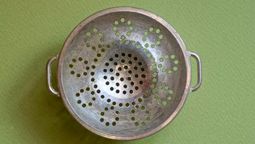 Si tenés un colador viejo en casa, tenés un tesoro para tu jardín: por qué y para qué sirve Si tenés un colador viejo en casa, tenés un tesoro para tu jardín: por qué y para qué sirve