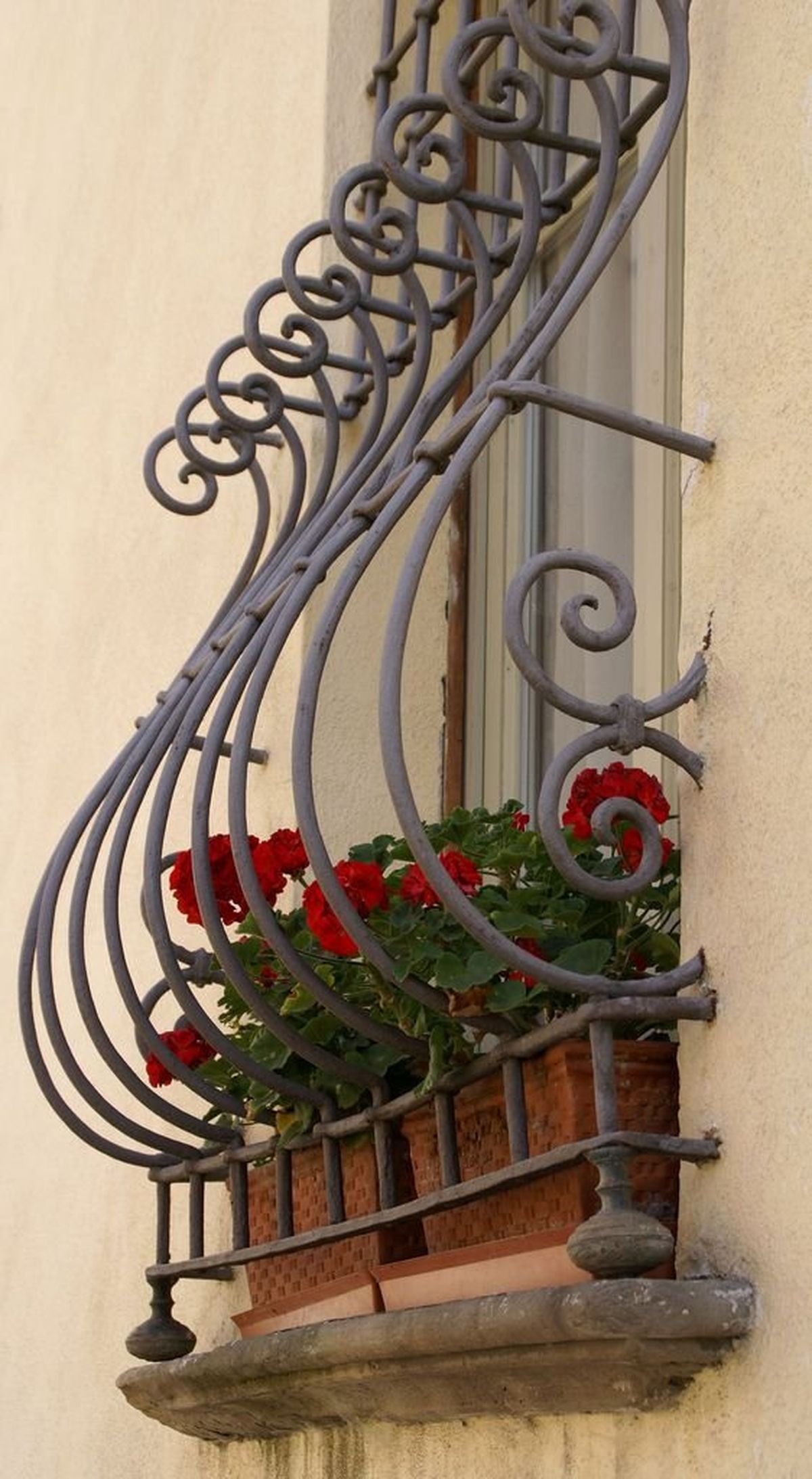 Una buena instalaci&oacute;n es clave. Las rejas deben anclarse firmemente a la estructura del edificio con tornillos de seguridad o sistemas antirrobo.