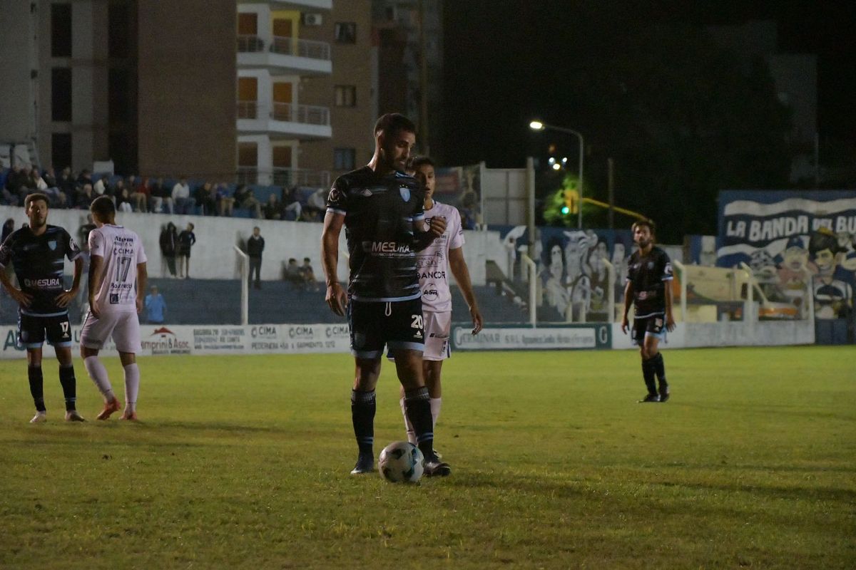 Jesús Vera marcó su primer gol en Gutiérrez ante Atenas, en Río Cuarto. Jesús Vera marcó su primer gol en Gutiérrez ante Atenas, en Río Cuarto.