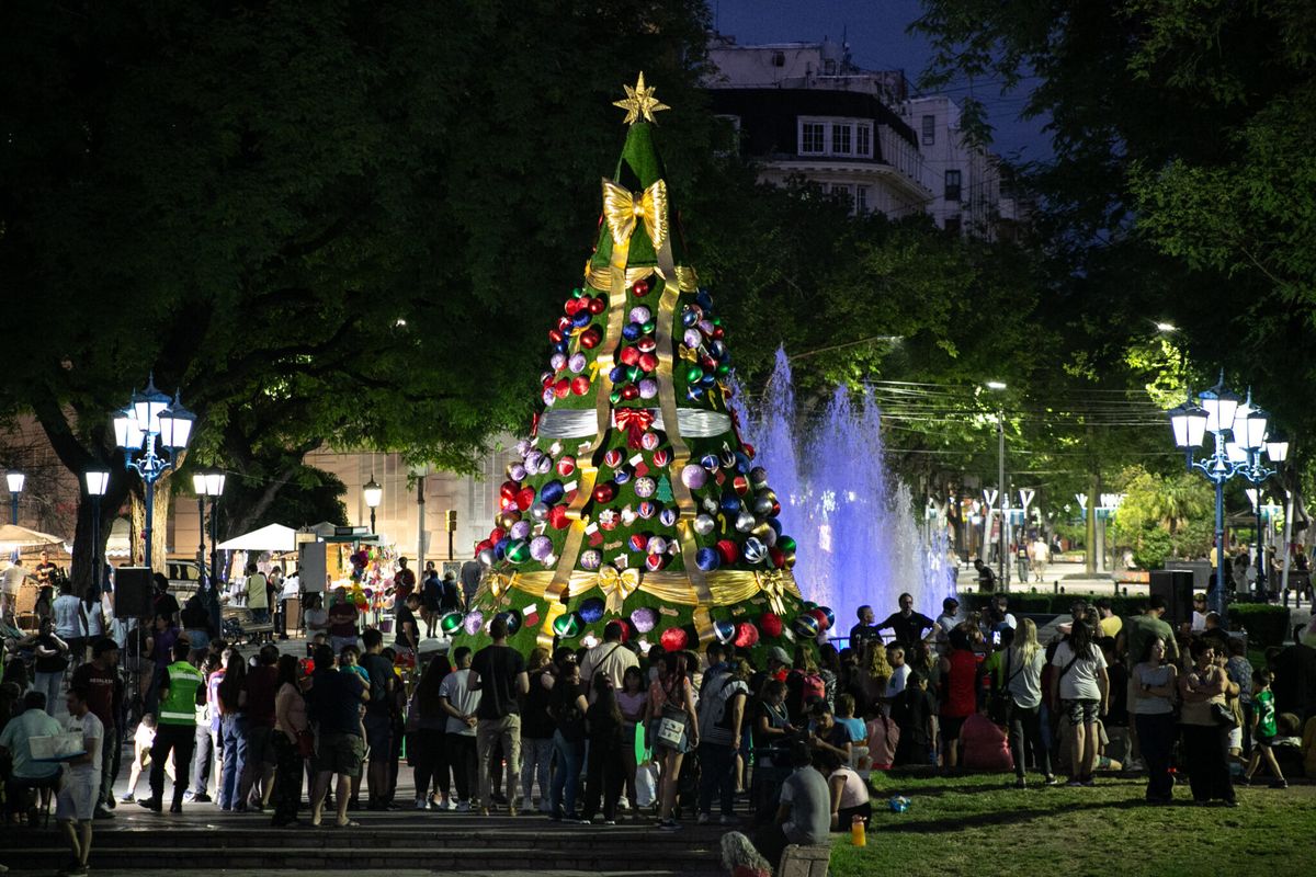 La ornamentación en Navidad este año no se destaca tanto en el centro. Los comercios pueden participar de un concurso de vidrieras. La ornamentación en Navidad este año no se destaca tanto en el centro. Los comercios pueden participar de un concurso de vidrieras.