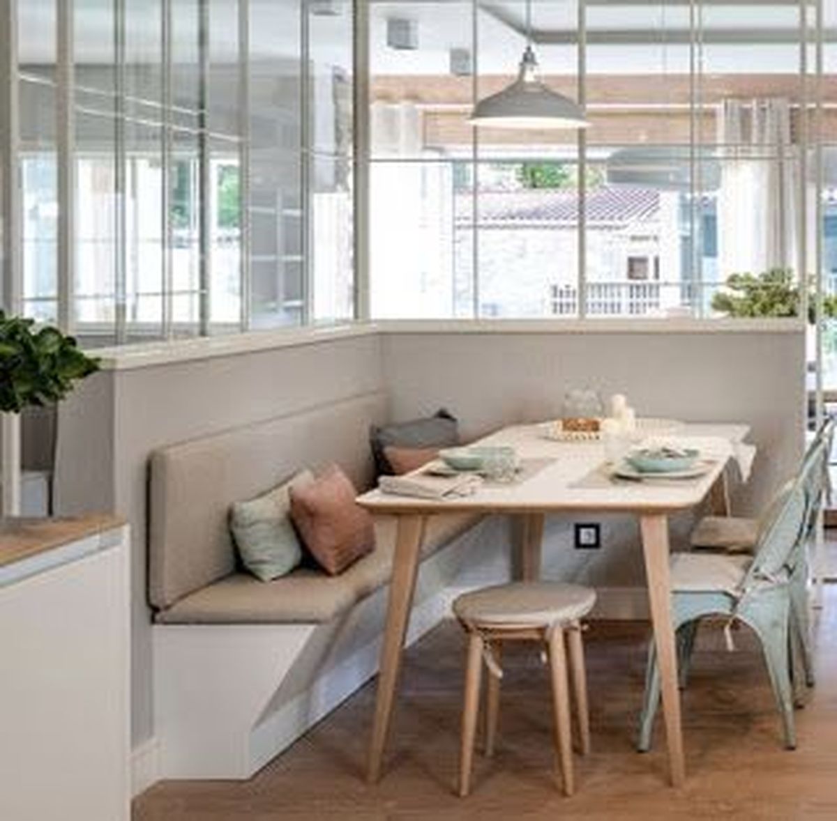 Si quer&eacute;s, tambi&eacute;n pod&eacute;s combinar bancos corridos con sillas en tu comedor.