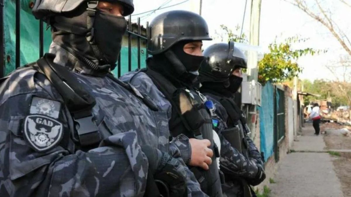 Efectivos policiales permanecían en el frente de la casa, en José León Suárez, donde se suicidó el delicuente al verse rodeado por la policía