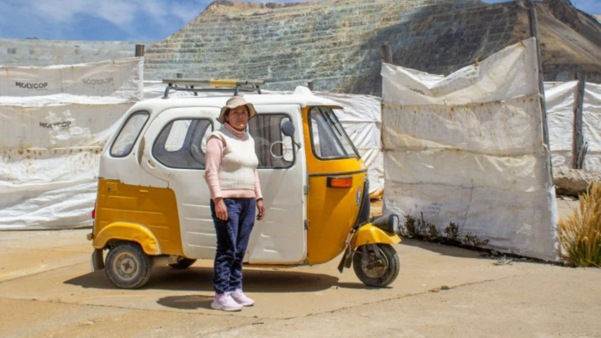 Yolit Alejo Bonifacio con su mototaxi de tres ruedas. Cuando Dialogue Earth visitó Morococha a principios de septiembre, Chinalco bloqueaba y controlaba el acceso de vehículos ajenos al pueblo, y solo se podía entrar en el vehículo de Alejo (Imagen: Sally Jabiel) Yolit Alejo Bonifacio con su mototaxi de tres ruedas. Cuando Dialogue Earth visitó Morococha a principios de septiembre, Chinalco bloqueaba y controlaba el acceso de vehículos ajenos al pueblo, y solo se podía entrar en el vehículo de Alejo (Imagen: Sally Jabiel)