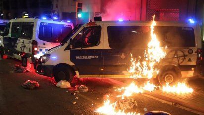 Durante una nueva jornada de protestas reclamando la libertad del rapero Pablo Hasel, un grupo de manifestantes prendió fuego un vehículo de la Guardia Urbana de Barcelona