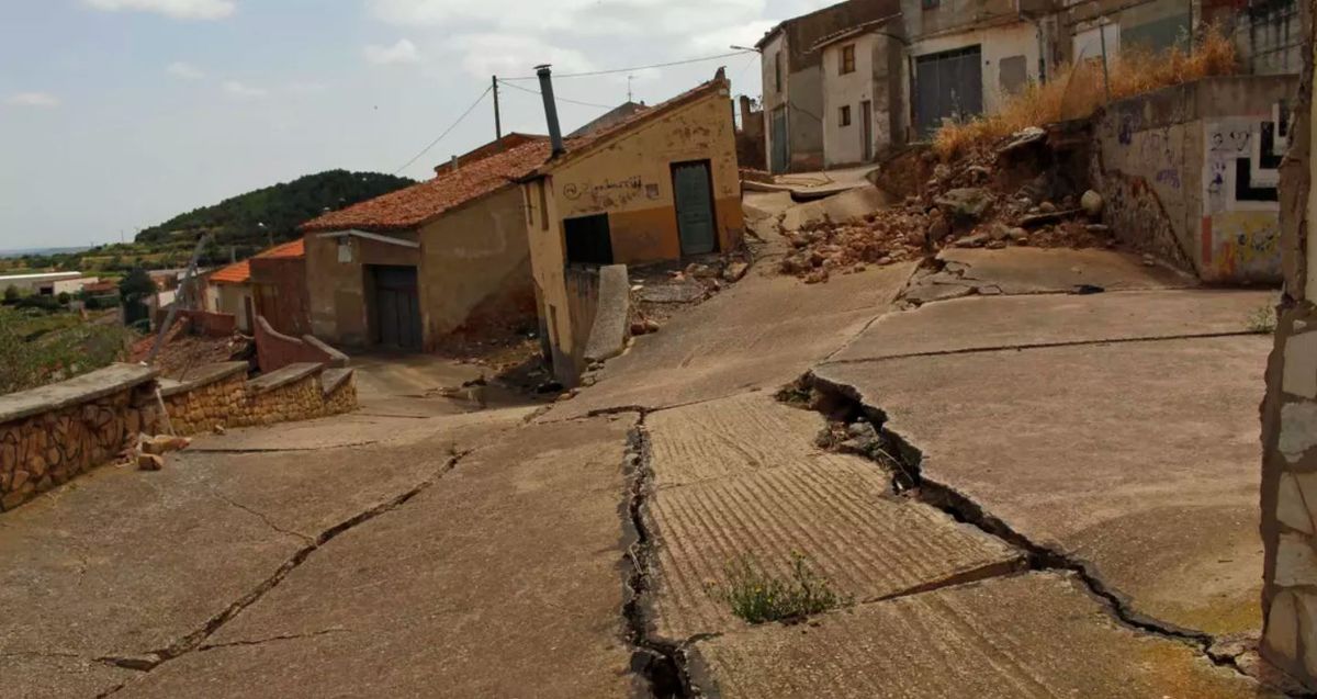 El peligroso terreno que terminó cediendo. Una mamá y su bebé cayeron a un pozo y fueron rescatados. Foto: patrimonioriojano.info&nbsp;