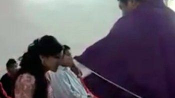 Video: sacerdote agrede y exhibe a una quinceañera