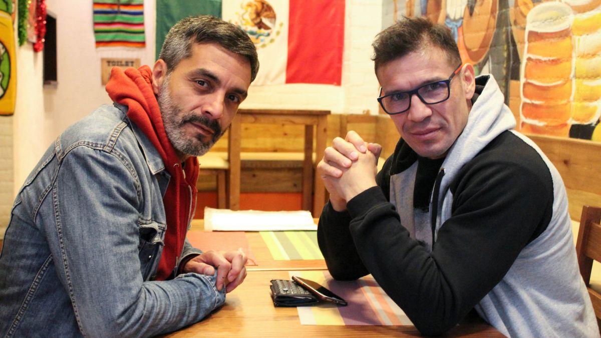 El boxeador Sergio Maravilla Martínez posa junto a Adrián Navarro, director de la obra Bengala, escrita por Alfredo Megna, y que será protagonizada por el ex campeón mundial argentino en dos categorías.