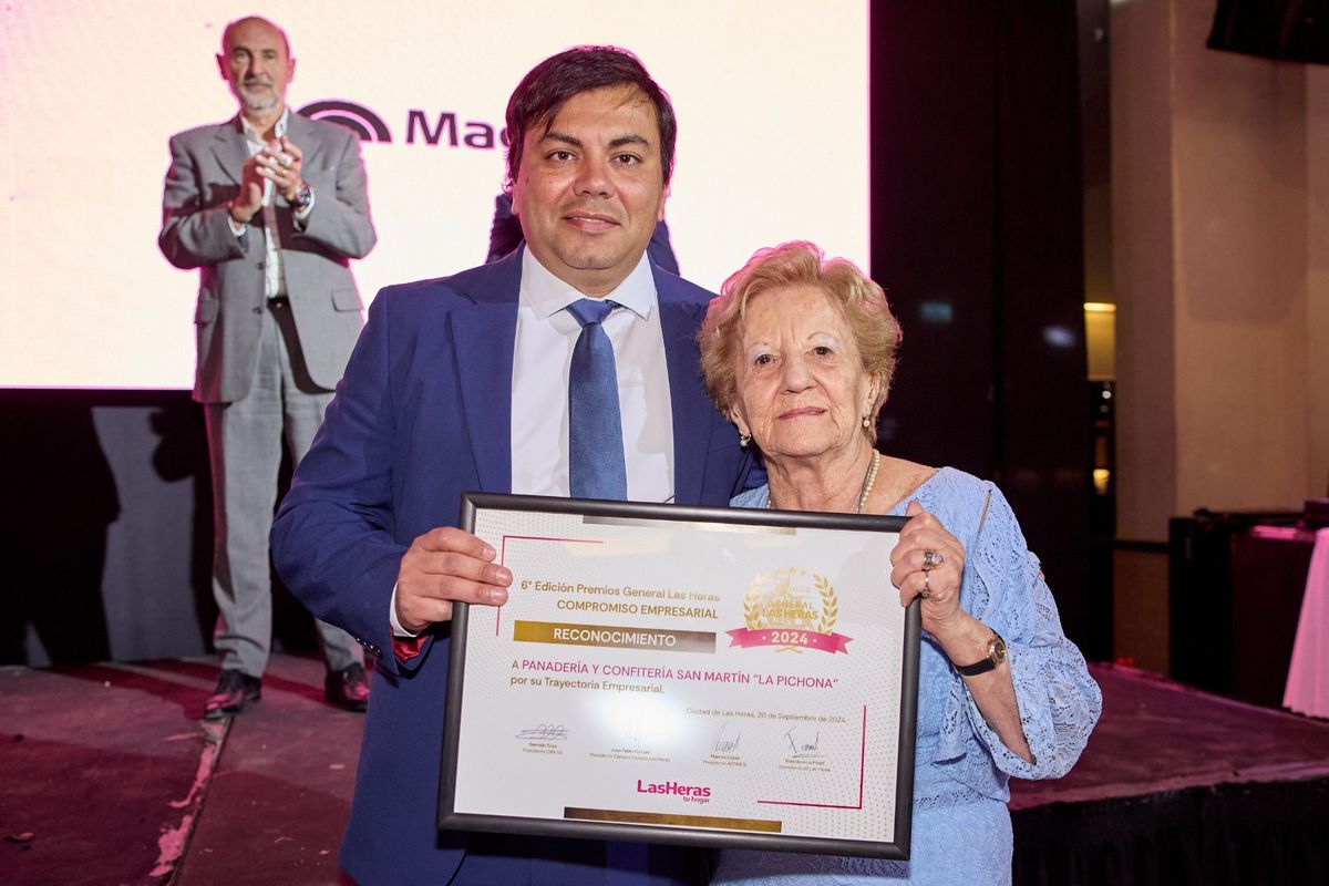 El intendente de Las Heras, Francisco Lo Presti, le entregó una distinción a Georgina Medaura por su carrera comercial y compromiso con el desarrollo del departamento. El intendente de Las Heras, Francisco Lo Presti, le entregó una distinción a Georgina Medaura por su carrera comercial y compromiso con el desarrollo del departamento.