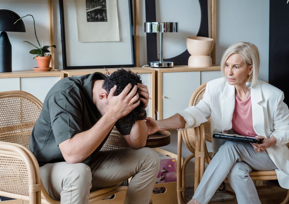 No se recomienda hablar sobre temas de salud mental con ChatGPT. Lo mejor es buscar ayuda con profesionales como psicólogos o psiquiatras, además de buscar un entorno de contención. Imagen: Freepik.