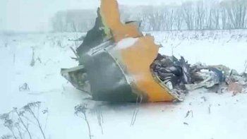 Un avión con 71 pasajeros se estrelló en las afueras de Moscú