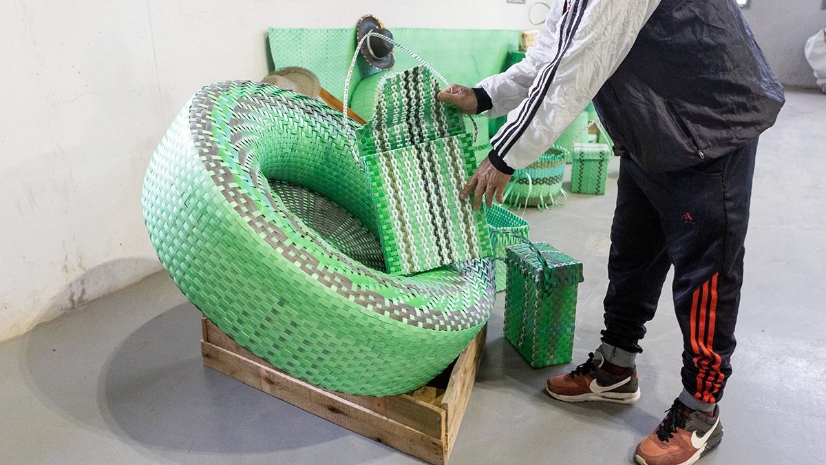 Los familiares de las P.P.L. que se llevan los productos que hacen cuando van de visita, luego pueden venderlo y genera una economía circular. Los familiares de las P.P.L. que se llevan los productos que hacen cuando van de visita, luego pueden venderlo y genera una economía circular.