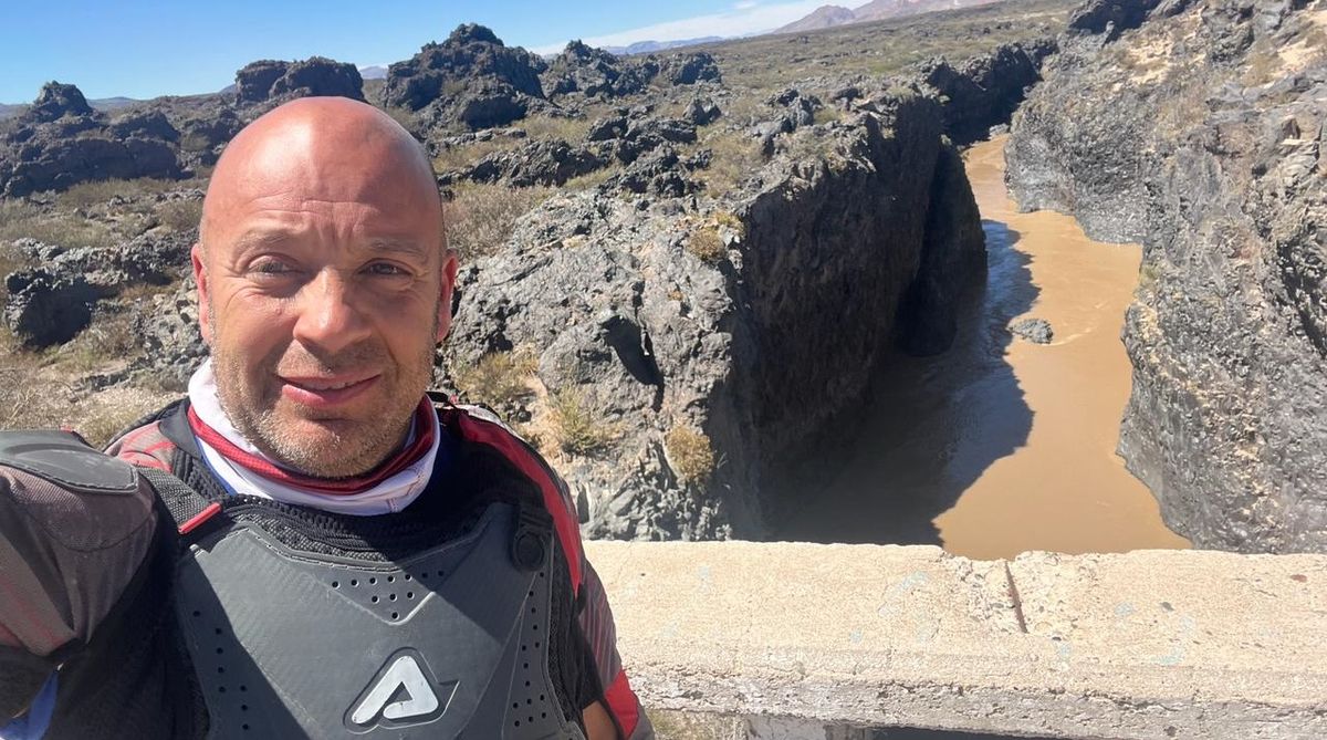 Claudio dijo que prefiere los caminos de tierra, que son los más lindos. Claudio dijo que prefiere los caminos de tierra, que son los más lindos.