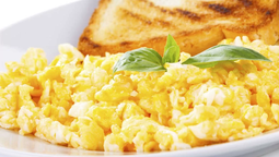 Beneficio de desayunar huevos revueltos.