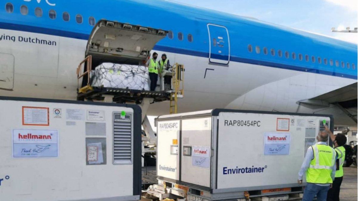 Este domingo llegó una importante partida de vacunas, con 864.000 dosis del laboratorio AstraZeneca para continuar con la campaña de vacunación contra el Covid-19. El cargamento fue recibido en Ezeiza por la ministra Carla Vizzotti y el jefe de gabinete Santiago Cafiero.