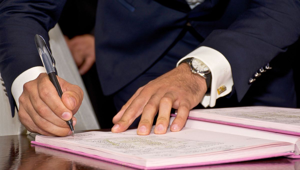 Si una persona hace su firma de forma rápida, indica agilidad mental y corporal para diversos ámbitos. Foto Canva Si una persona hace su firma de forma rápida, indica agilidad mental y corporal para diversos ámbitos. Foto Canva