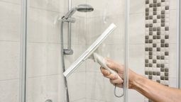 Cómo limpiar correctamente la mampara del baño y dejarla impecable