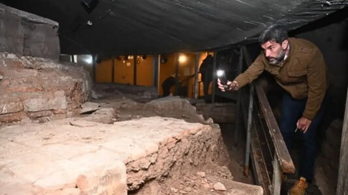 El intendente Ulpiano Suarez durante una visita a la cámara donde se encuentra la antigua fuente, en 2022. El intendente Ulpiano Suarez durante una visita a la cámara donde se encuentra la antigua fuente, en 2022.