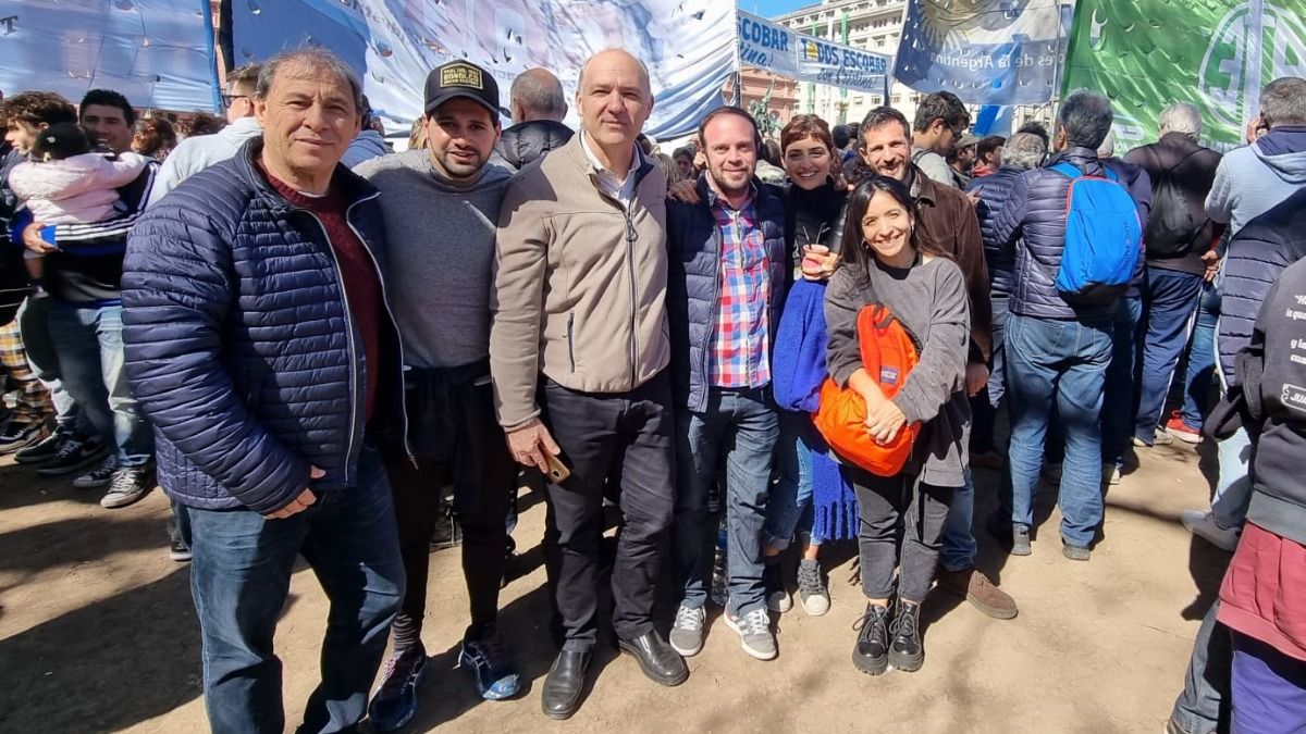 Guillermo Carmona, Secretario de Malvinas, Antártida y Atlántico Sur de la Cancillería, junto a otros militantes durante la movilización que se hizo en Buenos Aires.