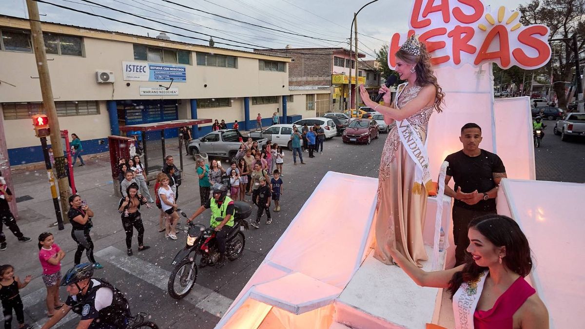 Alejandrina estuvo acompañada por la virreina nacional de la Vendimia, Sofía Perfumo. Alejandrina estuvo acompañada por la virreina nacional de la Vendimia, Sofía Perfumo.