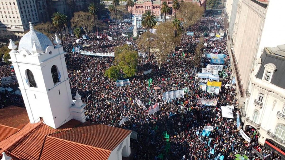 Multitudinaria convocatoria en Plaza de Mayo en contra del intento de magnicidio contra la vicepresidenta Cristina Kirchner.