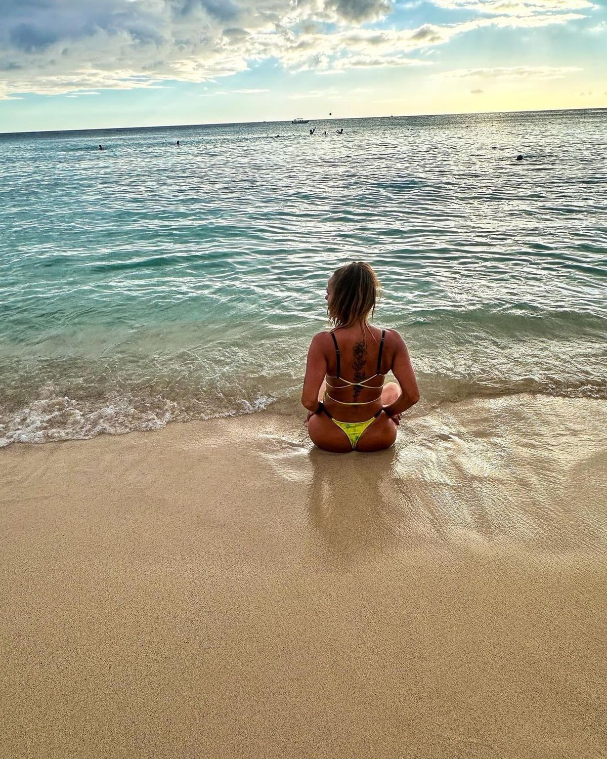 Desde el Caribe, Barby Silenzi confirma que es la nueva rreina del hilo dental ultra XXS. Desde el Caribe, Barby Silenzi confirma que es la nueva rreina del hilo dental ultra XXS.