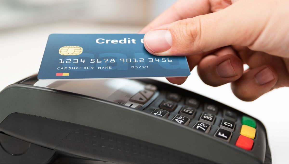 ¿Qué pasa si debo plata en la tarjeta de crédito y me quedo sin trabajo?