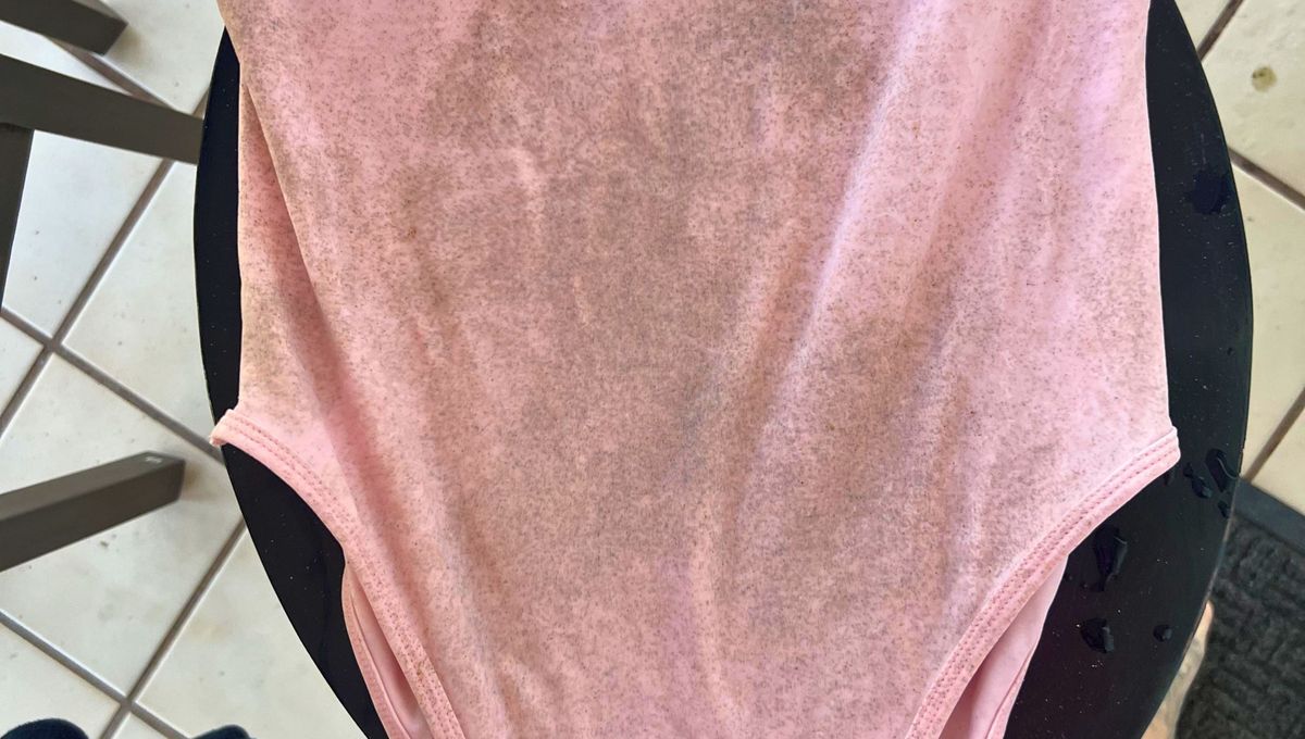 Retira la arena de la bikini apenas regreses de la playa para evitar da&ntilde;os permanentes.