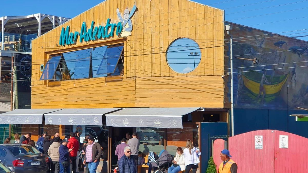 El restaurante está ubicado literalmente frente a la playa de La Serena.