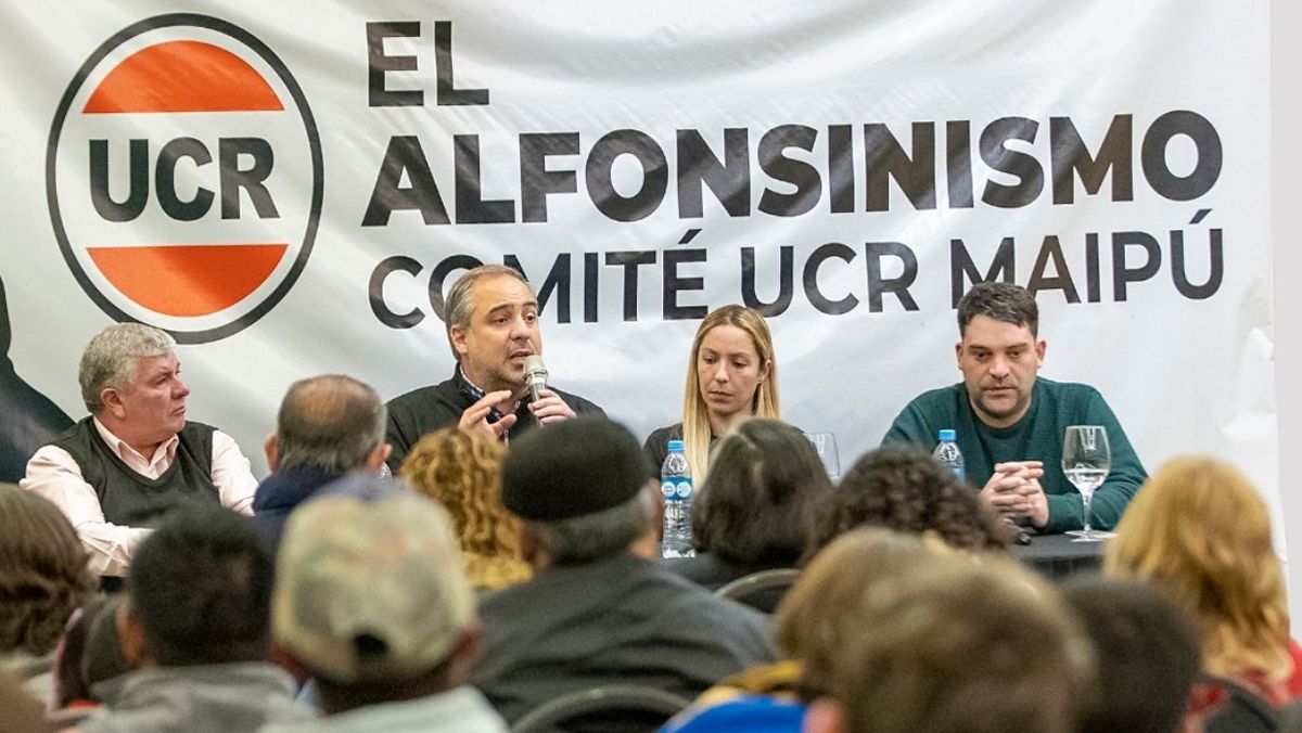 Matías Stevanato junto a los alfonsinistas de Maipú.